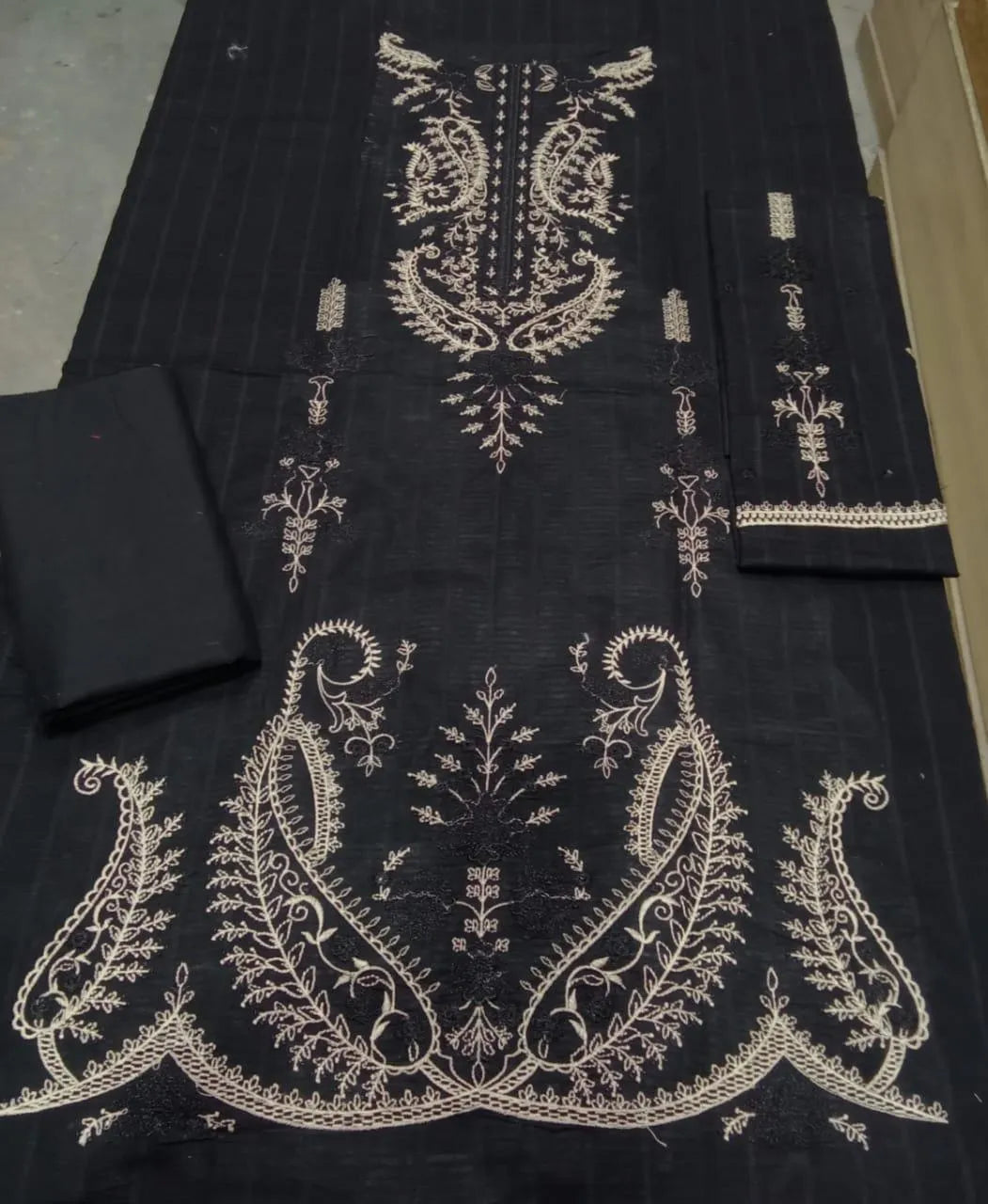 3 Pcs Women's Unstitched Embroidered Suit